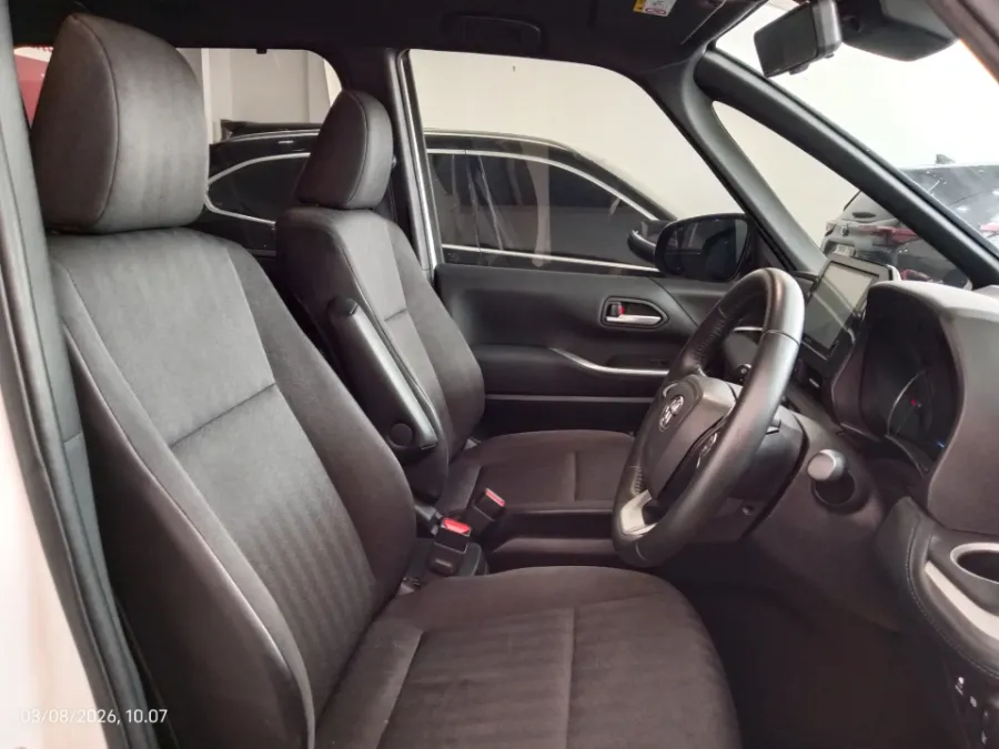 Foto Mobil Bekas Kabin Depan Toyota Voxy 2.0 tahun 2022