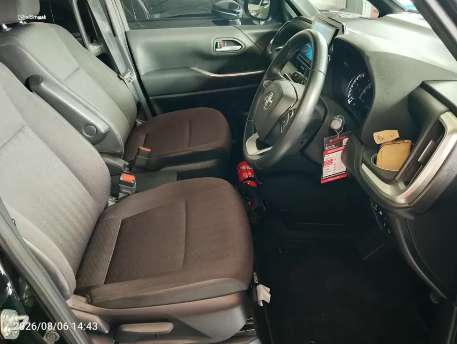 Foto Mobil Bekas Kabin Depan Toyota Voxy 2.0 tahun 2022
