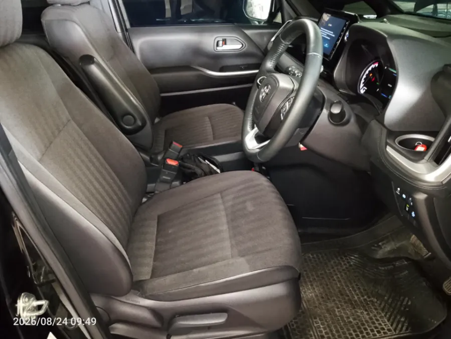 Foto Mobil Bekas Kabin Depan Toyota Voxy 2.0 tahun 2022