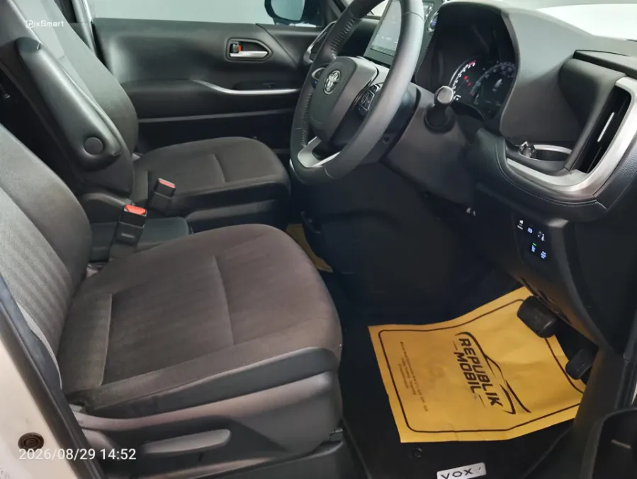 Foto Mobil Bekas Kabin Depan Toyota Voxy 2.0 tahun 2022