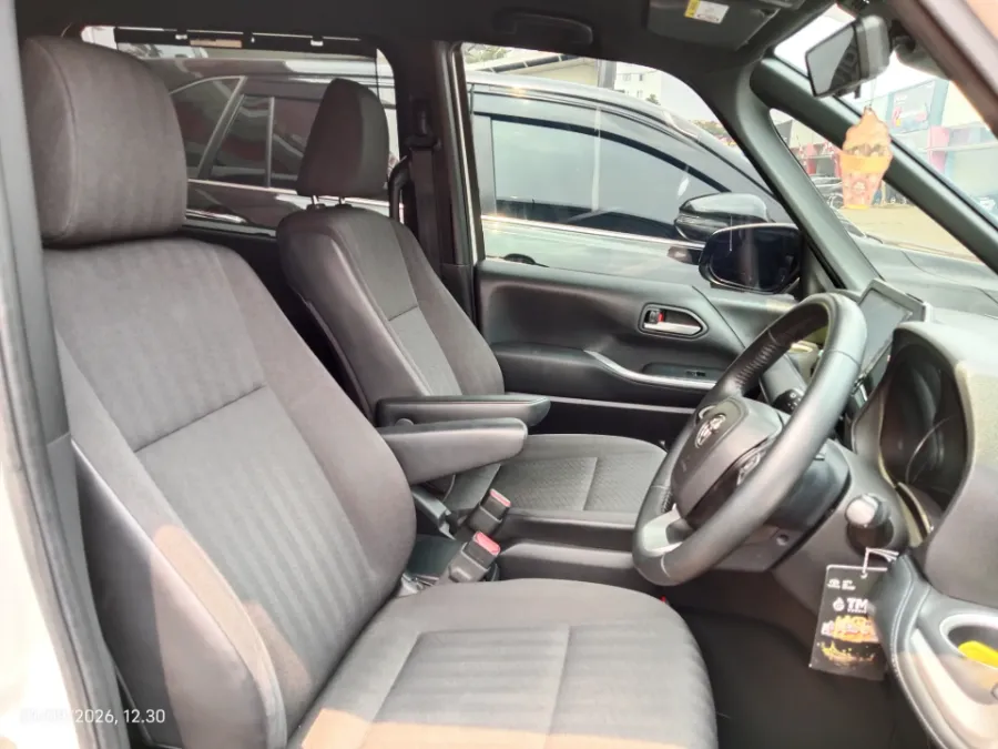 Foto Mobil Bekas Kabin Depan Toyota Voxy 2.0 tahun 2022