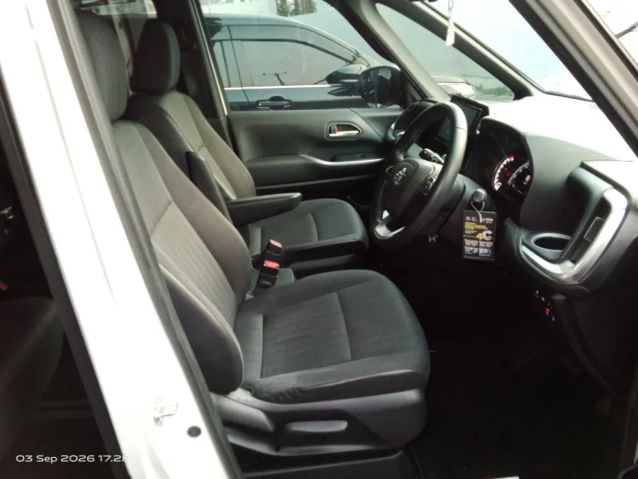 Foto Mobil Bekas Kabin Depan Toyota Voxy 2.0 tahun 2022