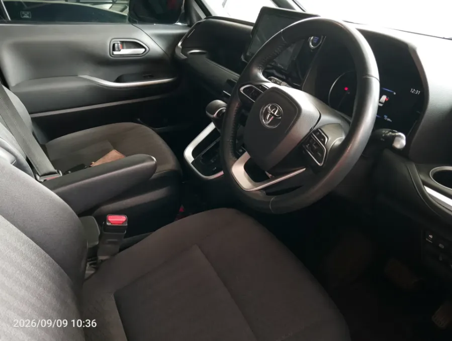 Foto Mobil Bekas Kabin Depan Toyota Voxy 2.0 tahun 2022