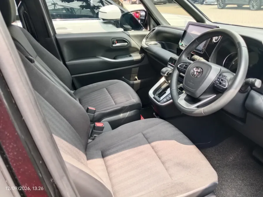 Foto Mobil Bekas Kabin Depan Toyota Voxy 2.0 tahun 2022