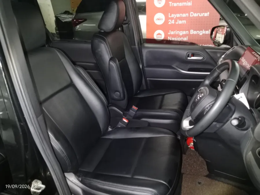 Foto Mobil Bekas Kabin Depan Toyota Voxy 2.0 tahun 2022