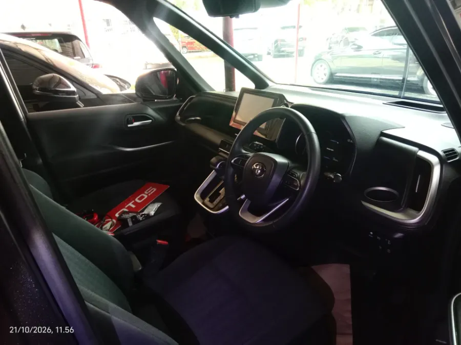 Foto Mobil Bekas Kabin Depan Toyota Voxy 2.0 tahun 2022