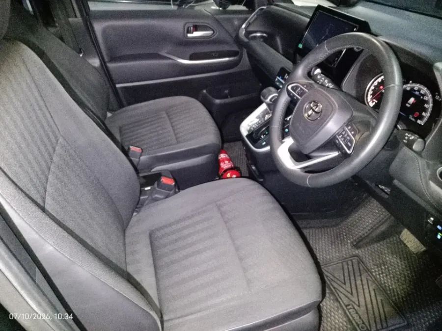 Foto Mobil Bekas Kabin Depan Toyota Voxy 2.0 tahun 2022