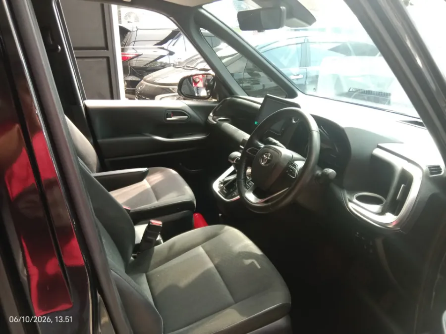 Foto Mobil Bekas Kabin Depan Toyota Voxy 2.0 tahun 2022