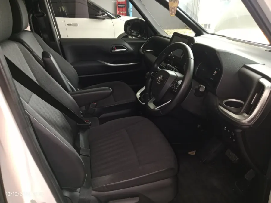 Foto Mobil Bekas Kabin Depan Toyota Voxy 2.0 tahun 2022