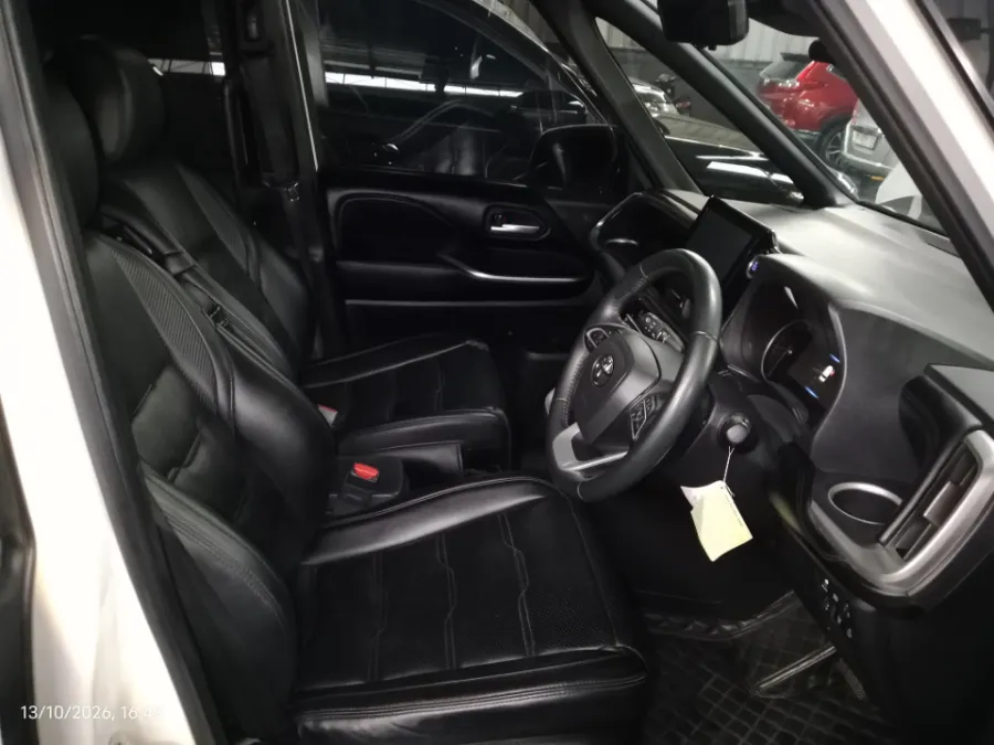 Foto Mobil Bekas Kabin Depan Toyota Voxy 2.0 tahun 2022