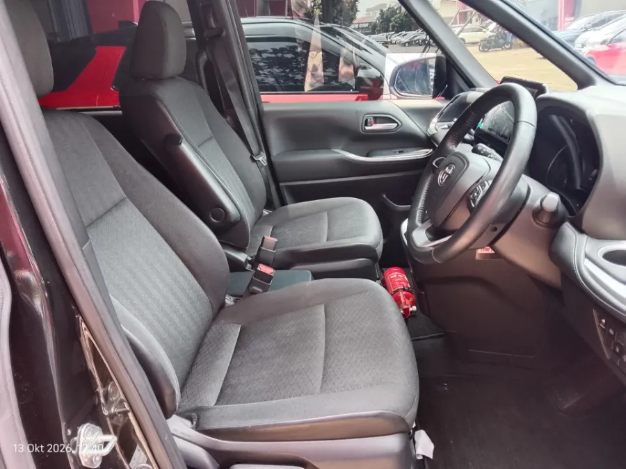 Foto Mobil Bekas Kabin Depan Toyota Voxy 2.0 tahun 2022