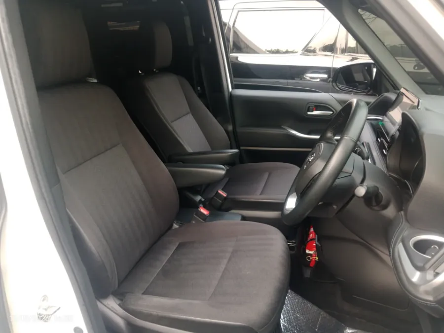 Foto Mobil Bekas Kabin Depan Toyota Voxy 2.0 tahun 2022