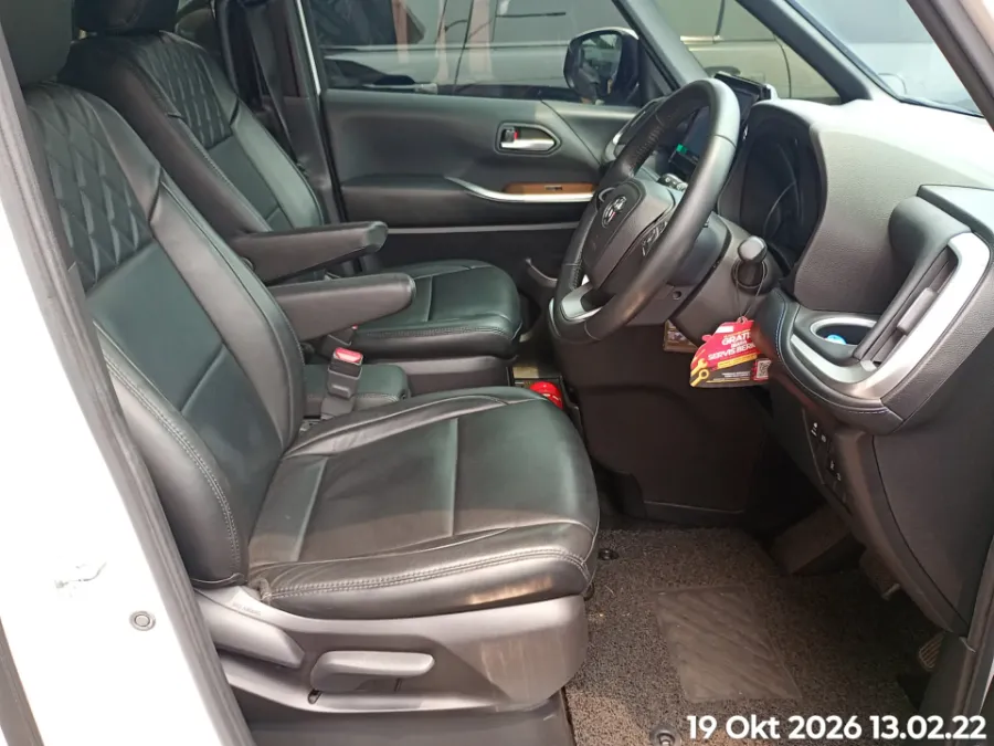 Foto Mobil Bekas Kabin Depan Toyota Voxy 2.0 tahun 2022