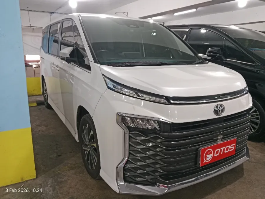 Foto Mobil Bekas Kanan Depan Toyota Voxy 2.0 tahun 2022