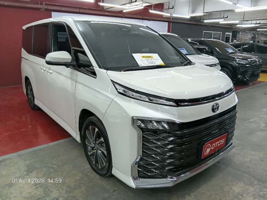 Foto Mobil Bekas Kanan Depan Toyota Voxy 2.0 tahun 2022