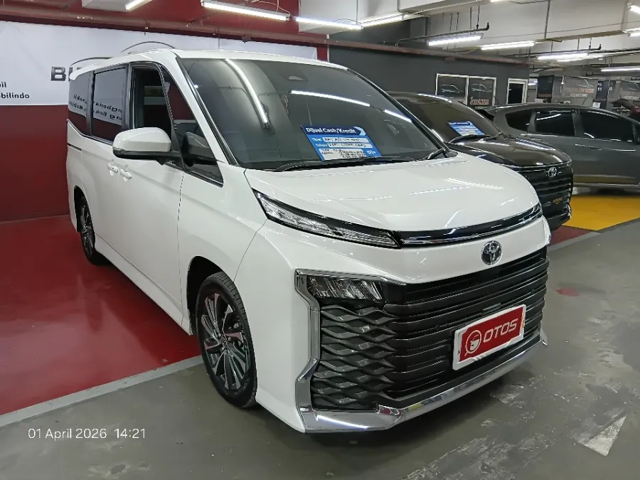 Foto Mobil Bekas Kanan Depan Toyota Voxy 2.0 tahun 2022