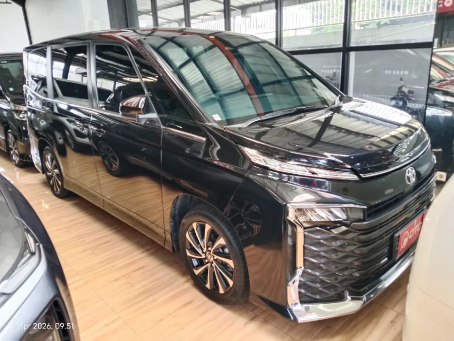 Foto Mobil Bekas Kanan Depan Toyota Voxy 2.0 tahun 2022