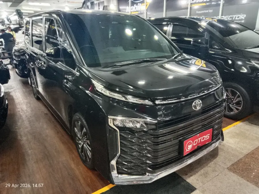 Foto Mobil Bekas Kanan Depan Toyota Voxy 2.0 tahun 2022
