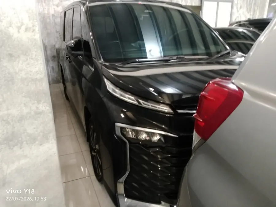Foto Mobil Bekas Kanan Depan Toyota Voxy 2.0 tahun 2022