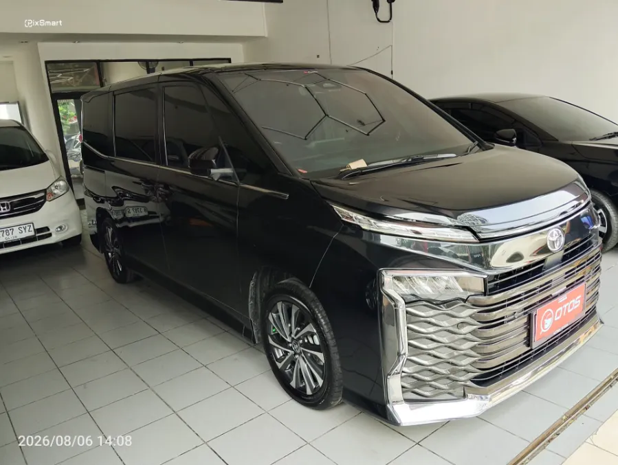 Foto Mobil Bekas Kanan Depan Toyota Voxy 2.0 tahun 2022