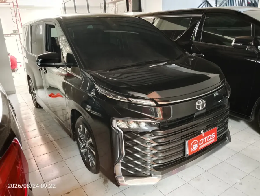 Foto Mobil Bekas Kanan Depan Toyota Voxy 2.0 tahun 2022
