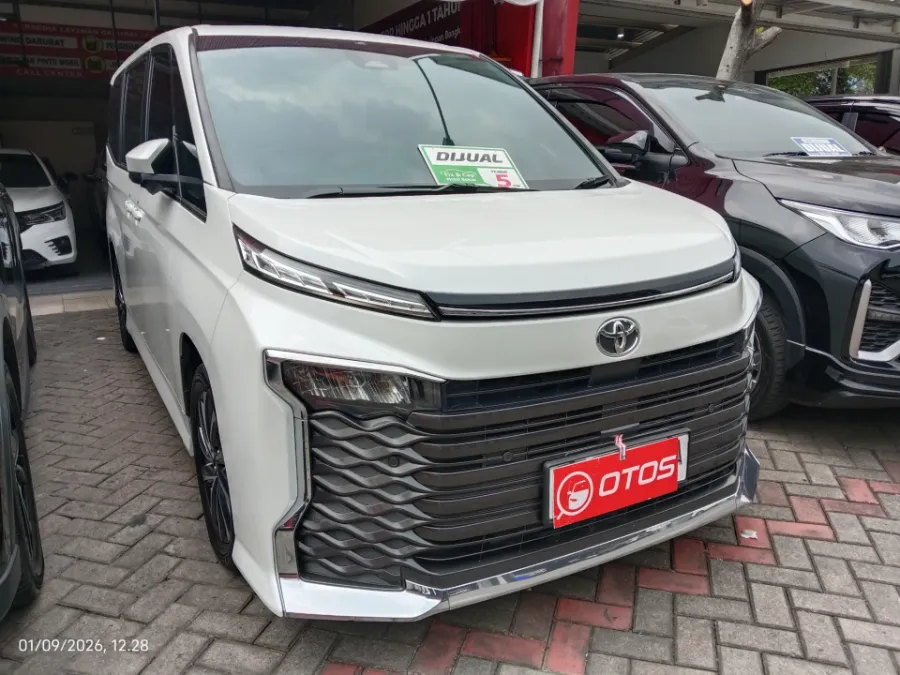 Foto Mobil Bekas Kanan Depan Toyota Voxy 2.0 tahun 2022
