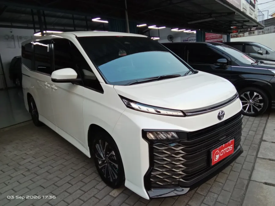 Foto Mobil Bekas Kanan Depan Toyota Voxy 2.0 tahun 2022