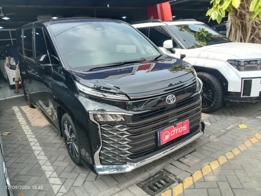 Foto Mobil Bekas Kanan Depan Toyota Voxy 2.0 tahun 2022
