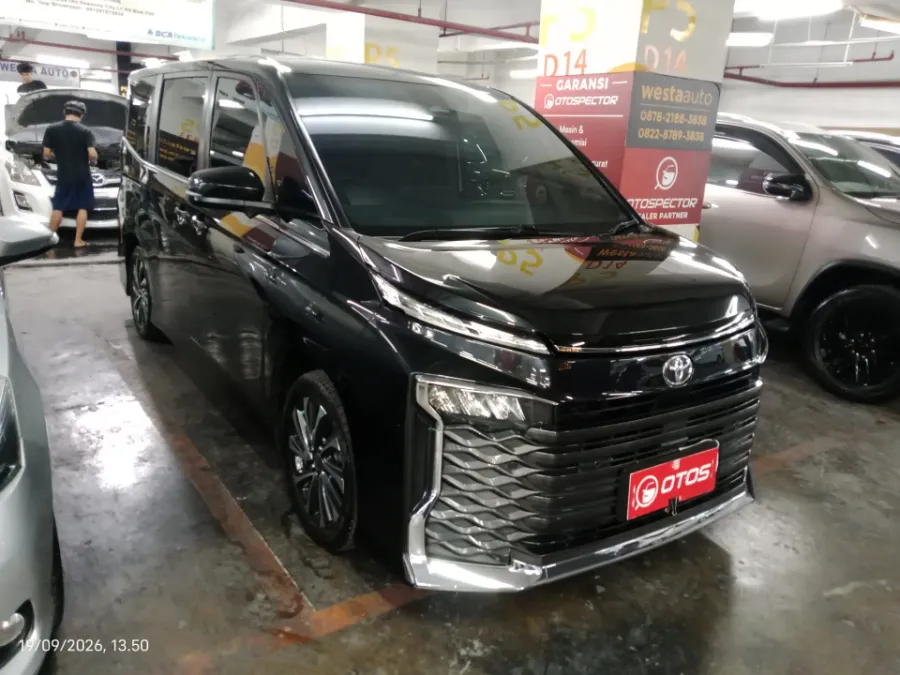 Foto Mobil Bekas Kanan Depan Toyota Voxy 2.0 tahun 2022