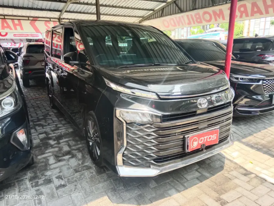Foto Mobil Bekas Kanan Depan Toyota Voxy 2.0 tahun 2022