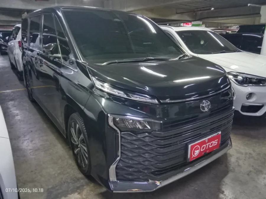 Foto Mobil Bekas Kanan Depan Toyota Voxy 2.0 tahun 2022