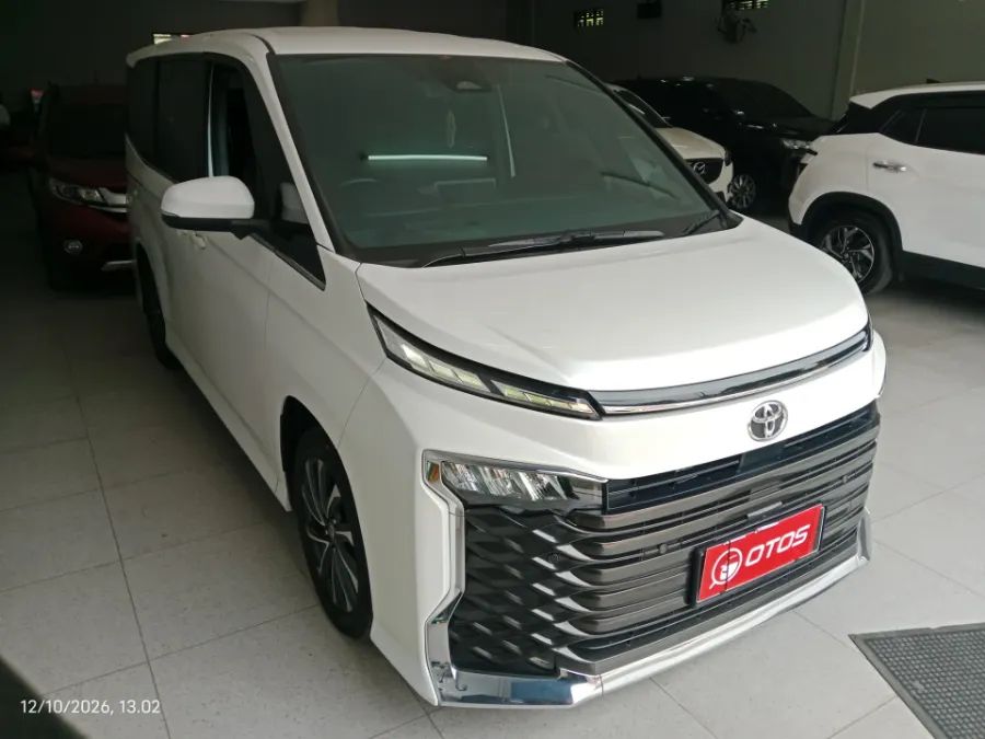 Foto Mobil Bekas Kanan Depan Toyota Voxy 2.0 tahun 2022