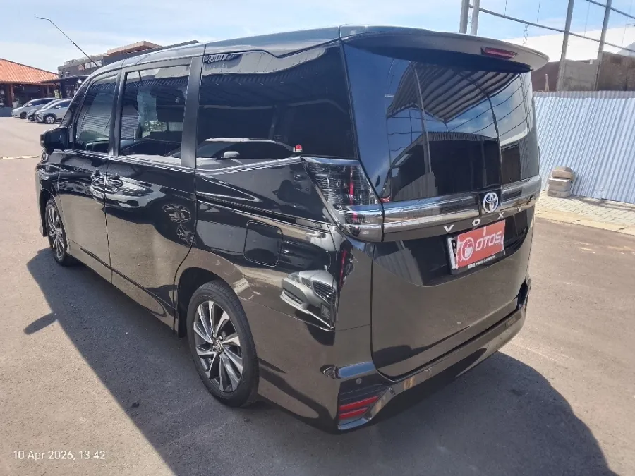 Foto Mobil Bekas Kiri Belakang Toyota Voxy 2.0 tahun 2022