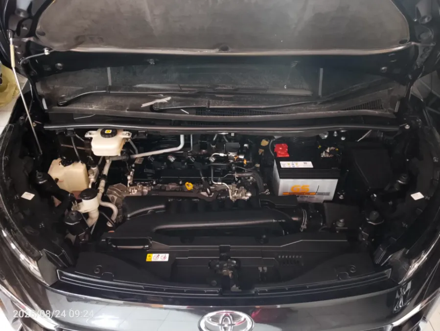 Foto Mobil Bekas Mesin Toyota Voxy 2.0 tahun 2022