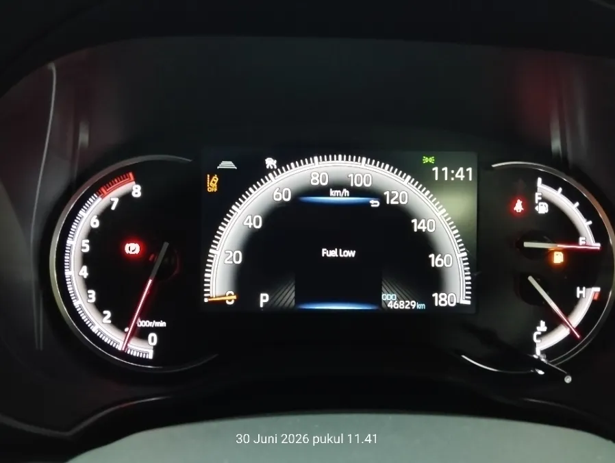 Foto Mobil Bekas Odometer Toyota Voxy 2.0 tahun 2022