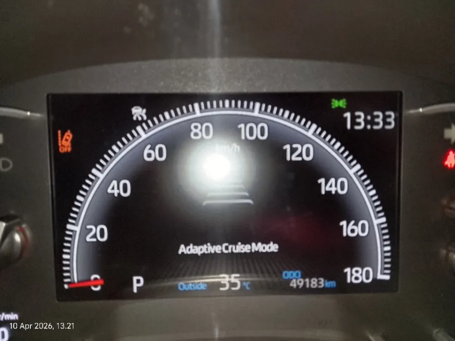 Foto Mobil Bekas Odometer Toyota Voxy 2.0 tahun 2022
