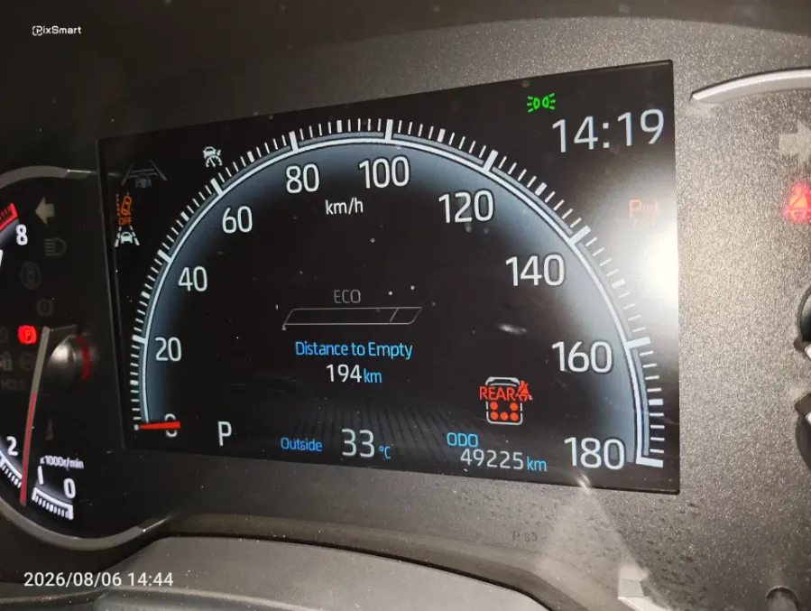 Foto Mobil Bekas Odometer Toyota Voxy 2.0 tahun 2022