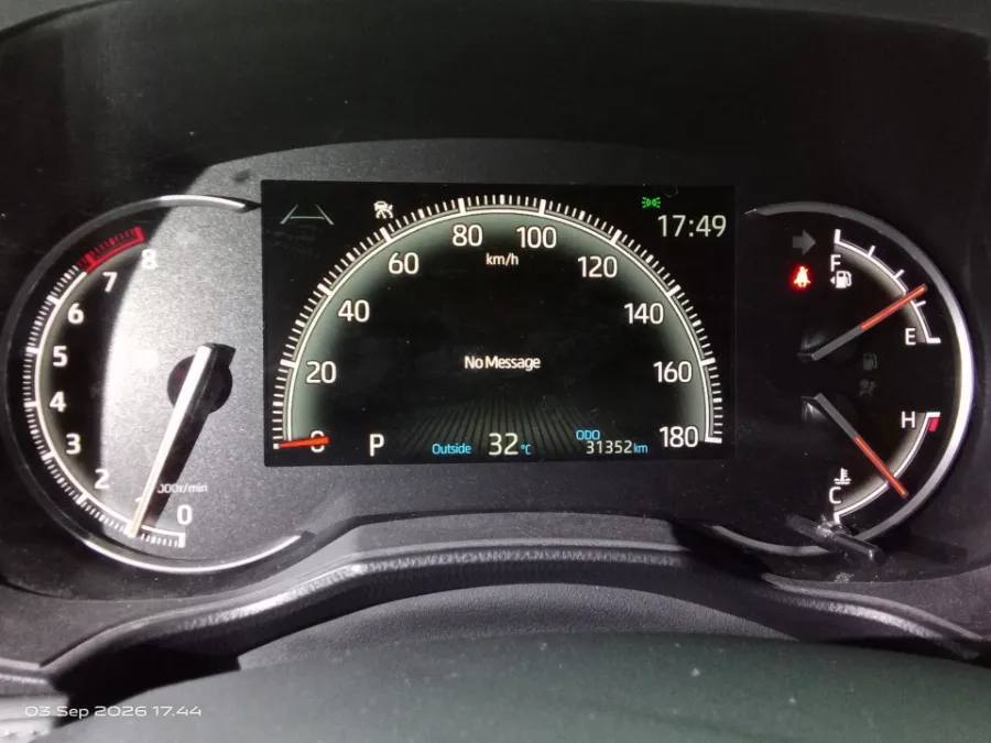 Foto Mobil Bekas Odometer Toyota Voxy 2.0 tahun 2022