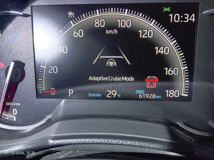 Foto Mobil Bekas Odometer Toyota Voxy 2.0 tahun 2022