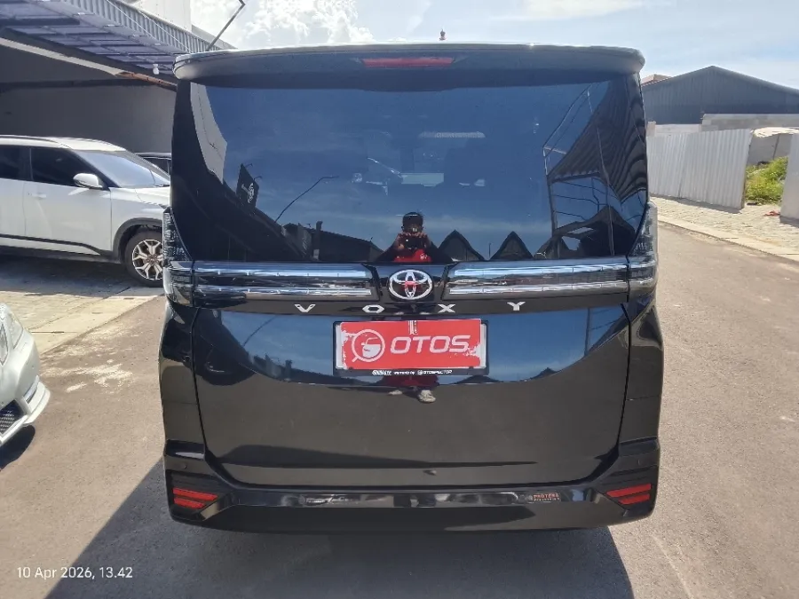 Foto Mobil Bekas Tampak Belakang Toyota Voxy 2.0 tahun 2022
