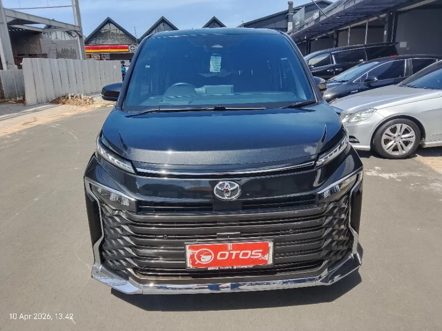 Foto Mobil Bekas Tampak Depan Toyota Voxy 2.0 tahun 2022