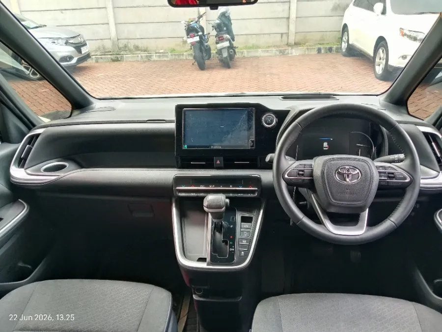 Foto Mobil Bekas Dashboard Toyota Voxy 2.0 tahun 2023