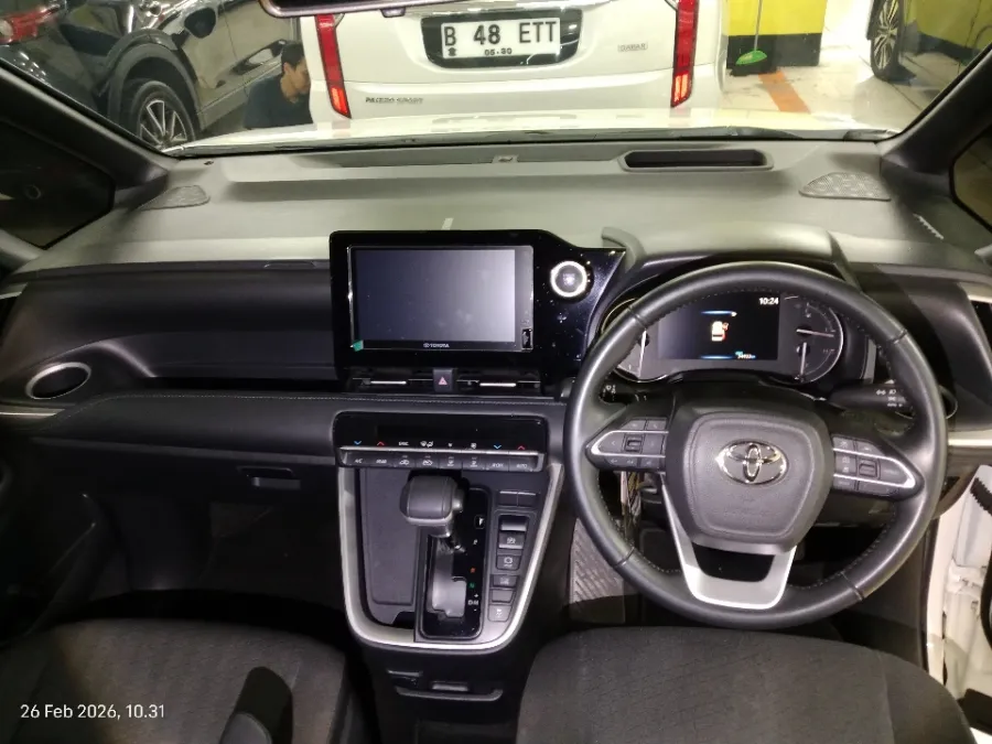Foto Mobil Bekas Dashboard Toyota Voxy 2.0 tahun 2023