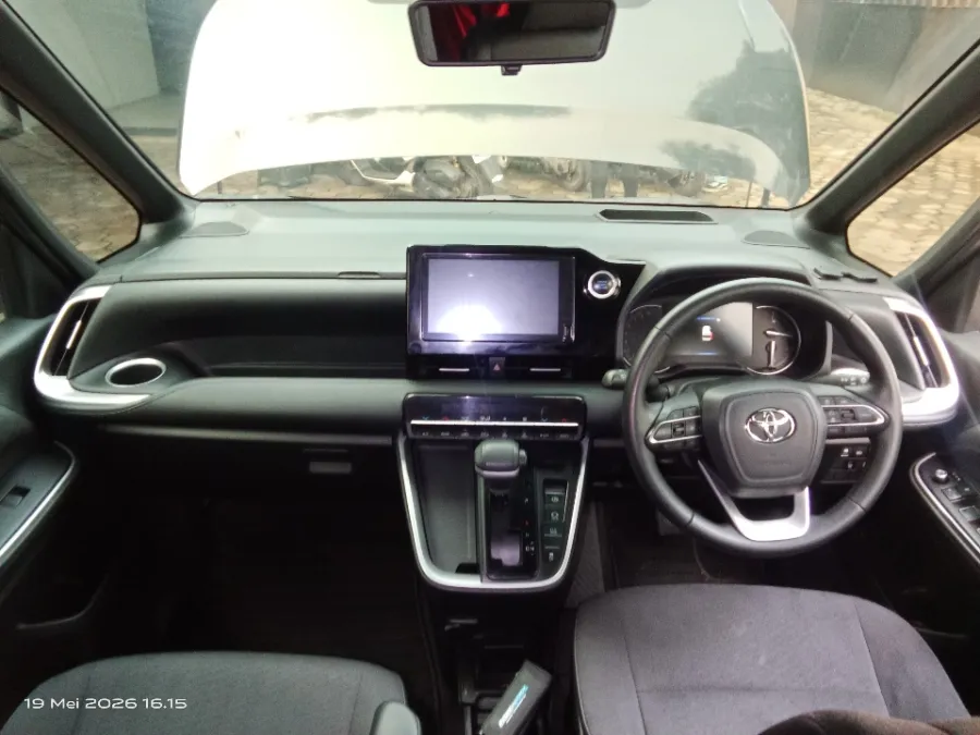 Foto Mobil Bekas Dashboard Toyota Voxy 2.0 tahun 2023