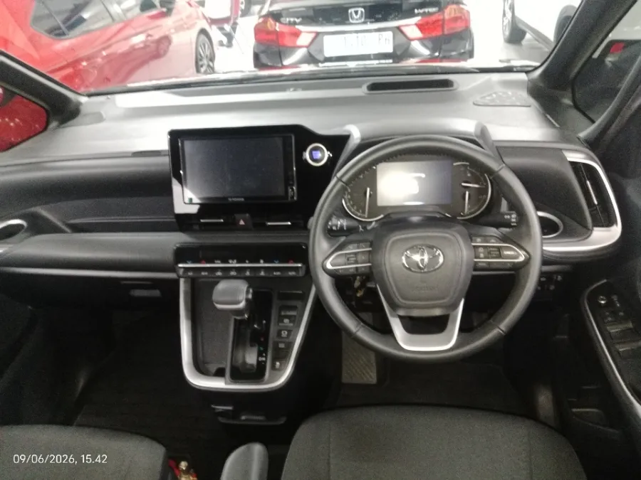Foto Mobil Bekas Dashboard Toyota Voxy 2.0 tahun 2023