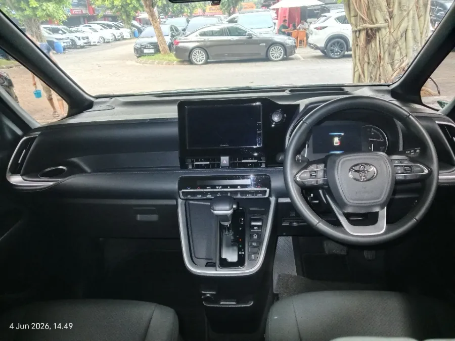 Foto Mobil Bekas Dashboard Toyota Voxy 2.0 tahun 2023