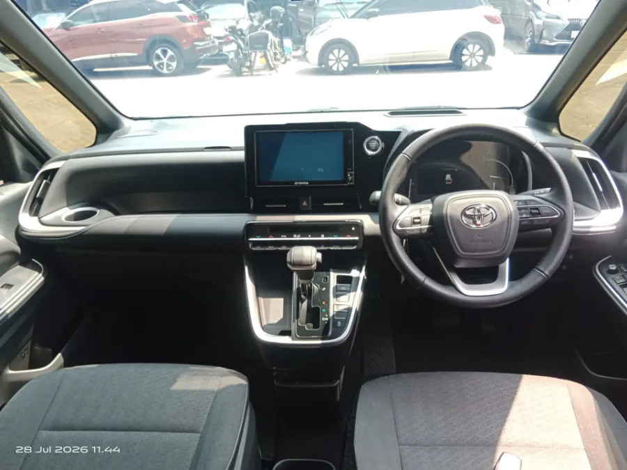 Foto Mobil Bekas Dashboard Toyota Voxy 2.0 tahun 2023
