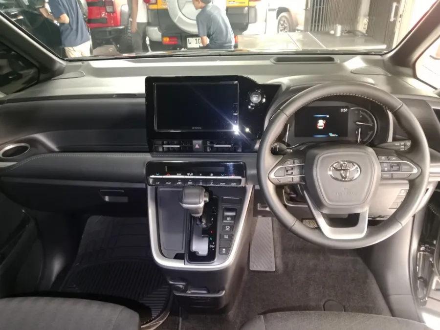 Foto Mobil Bekas Dashboard Toyota Voxy 2.0 tahun 2023