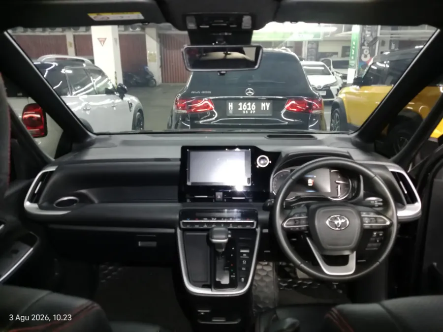 Foto Mobil Bekas Dashboard Toyota Voxy 2.0 tahun 2023