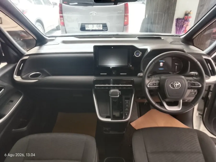Foto Mobil Bekas Dashboard Toyota Voxy 2.0 tahun 2023